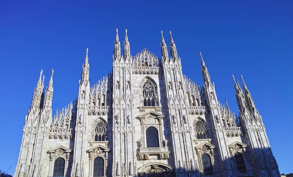 Кафедральный собор Милана в Италии, с б — стоковое фото