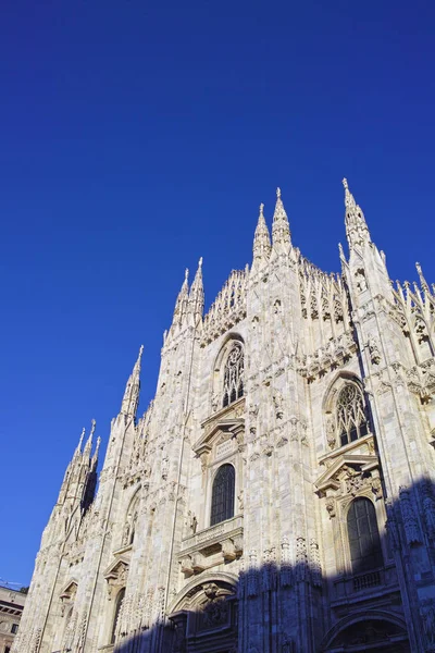 Looking Duomo di Milano meaning Milan Cathedral in Italy, with b — Stock Photo, Image