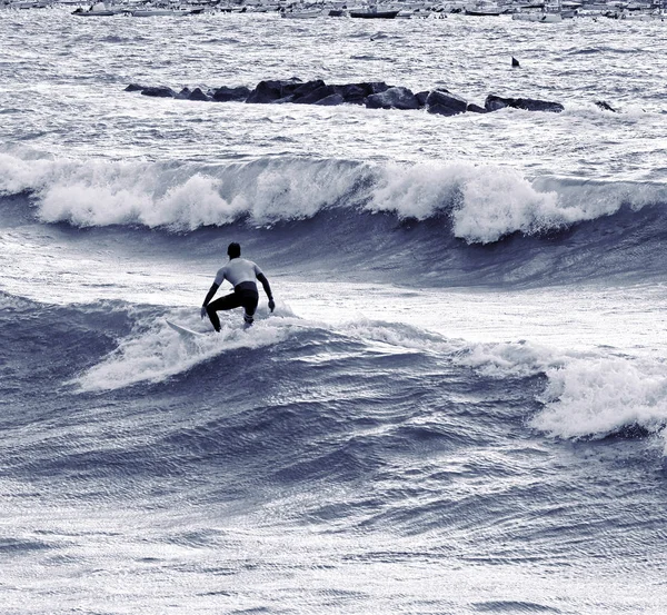 Surfer surf fala we Włoszech — Zdjęcie stockowe