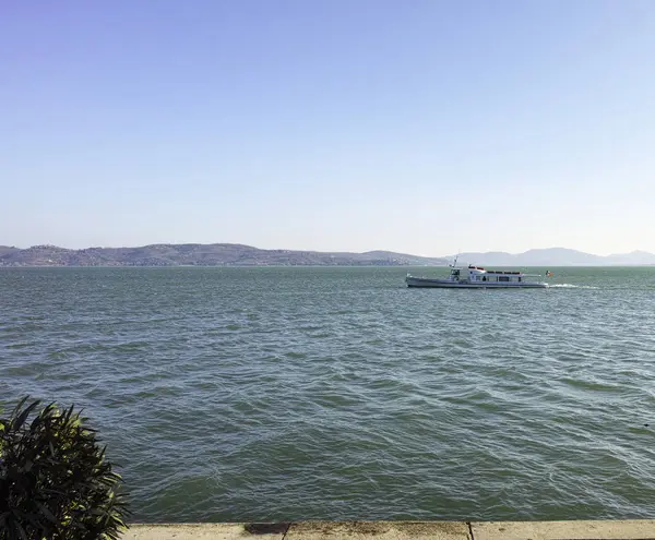 Ferry boat in trasimeno lake — Stock Photo, Image