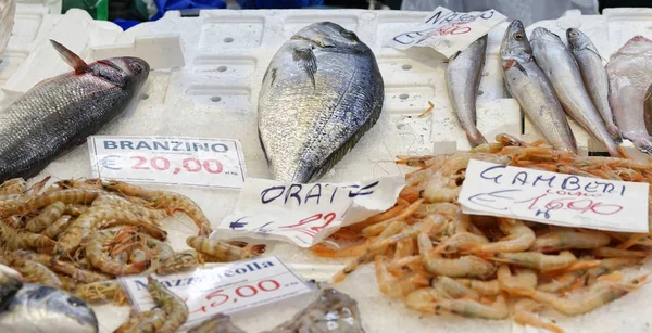Peixes coloridos no mercado — Fotografia de Stock