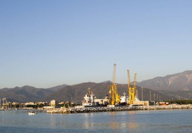 İtalya 'daki Carrara Limanı' nın fotoğrafı.