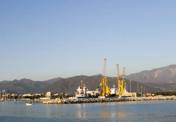İtalya 'daki Carrara Limanı' nın fotoğrafı.
