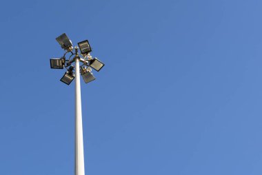 İtalya 'daki koyu mavi arka planda parktaki lambalar.