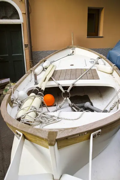 Подробности об одной лодке в деревне Манарола — стоковое фото