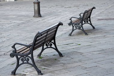 Bir bahçe metal tezgah