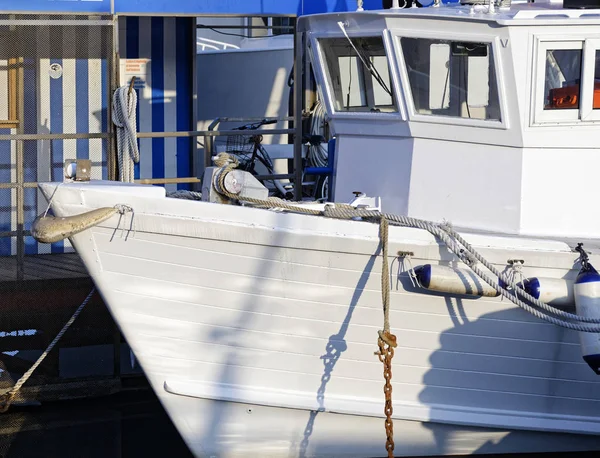 Detalhe de um barco de pesca branco — Fotografia de Stock