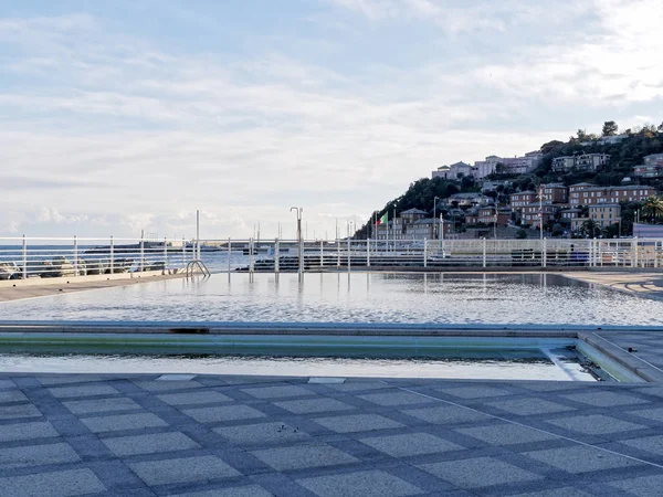 Schwimmbad in arenzano — Stockfoto