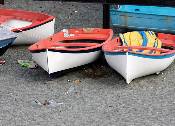 Detalhe dos mesmos barcos em uma praia — Fotografia de Stock