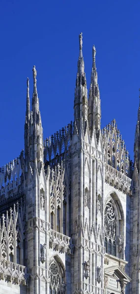 Buscando Duomo di Milano significa Catedral de Milán en Italia, con b —  Fotos de Stock