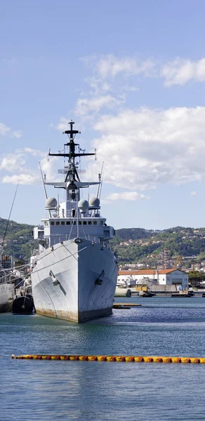 Buque militar en un puerto — Foto de Stock