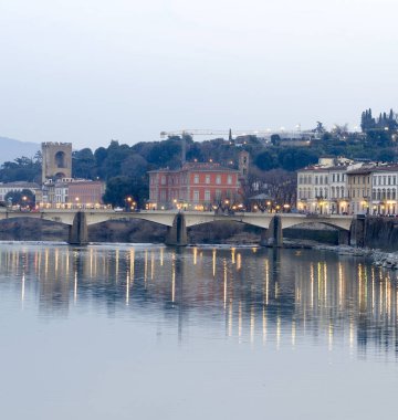Arn nehrinde Ponte Vecchio Floransa, İtalya, gün batımı görünümü