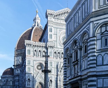 Duomo di Firenze bir güneşli sabah çekilen fotoğrafı.