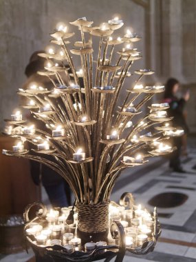 Floransa'da alınan mumlar titreşen Duomo