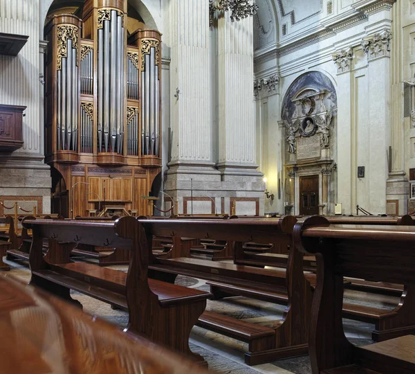 Bologna, italien, 20. februar 2017: innenansicht des basilikums — Stockfoto