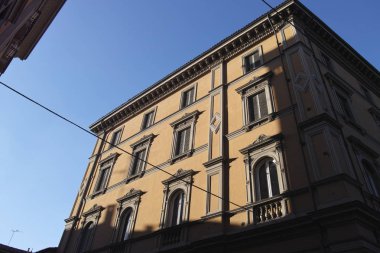 Eski binanın cephesi 