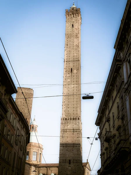 Вид на башню Асинелли снизу, Болонья — стоковое фото