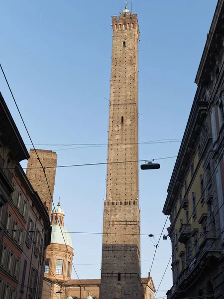 Asinelli turmblick von unten, bologna — Stockfoto