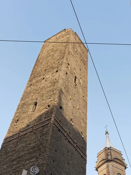 Asinelli a toronyra, alulról, Bologna — Stock Fotó