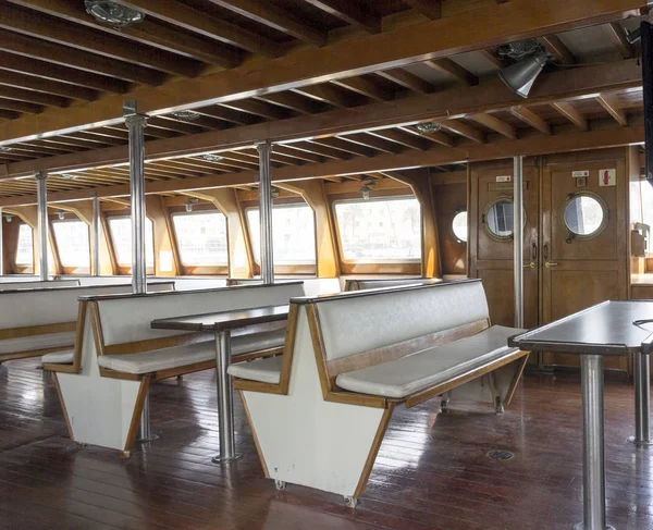 Dentro de um barco de balsa — Fotografia de Stock