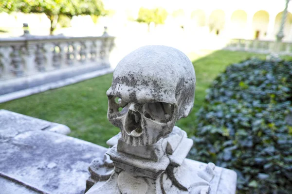 Skull : Marble sculpture in the Charterhouse of San Martino in N — Stock Photo, Image
