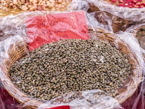 Fondo de muchas pequeñas alcaparras sicilianas verdes típicas de Medite —  Fotos de Stock