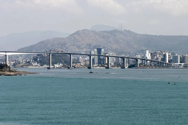 Muy bonita vista de vitoria frente al agua — Foto de Stock