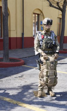 Özel ordu sergisinde manken üzerinde üniforma