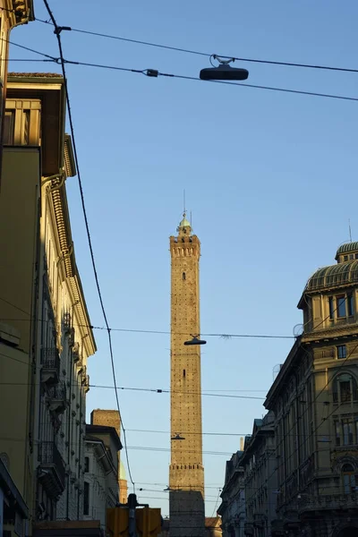 Вид на башню Асинелли снизу, Болонья — стоковое фото