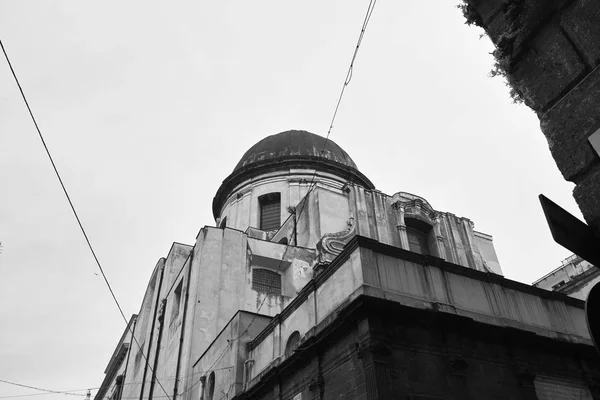 Vecchio edificio nella città di napoli — Foto Stock