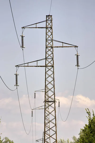 Elektriska tornet i en äng — Stockfoto