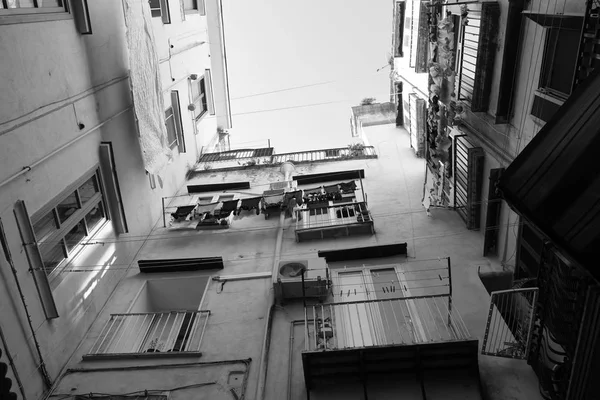 在那不勒斯城的老建筑 — 图库照片