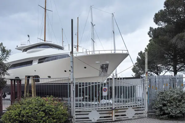 Dettaglio di uno yaxht di lusso in un cantiere navale — Foto Stock