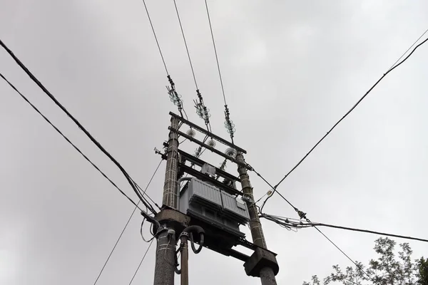 Keramik-Isolator auf einer Wiese — Stockfoto