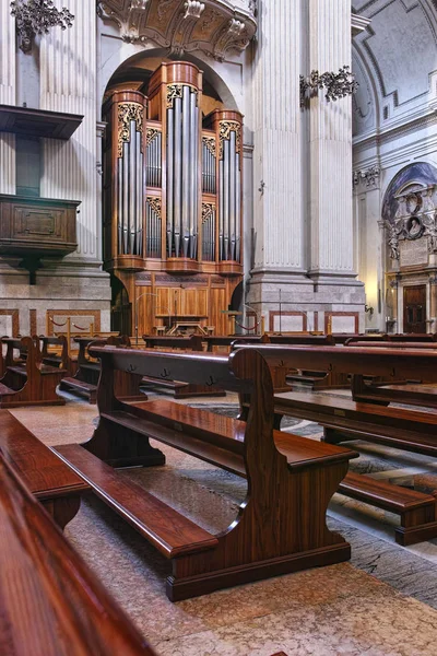 Bologna, italien, 20. februar 2017: innenansicht des basilikums — Stockfoto