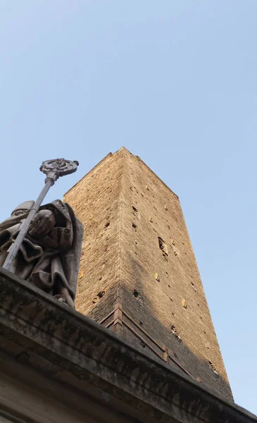 Torre Asinelli vista dal basso, Bologna — Foto Stock