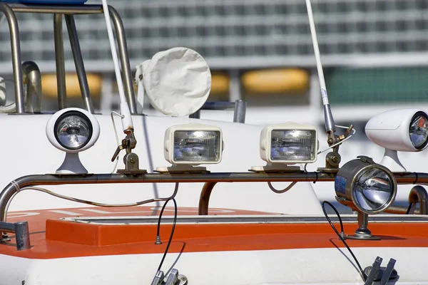 Dettaglio della luce di navigazione anteriore sulla parte superiore di una barca — Foto Stock