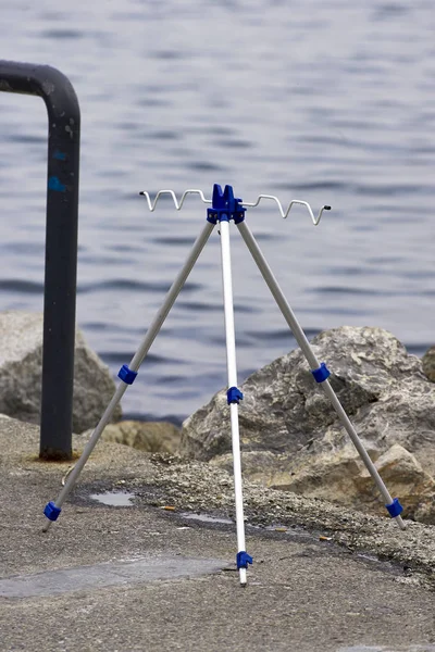 Detalle de trípode para pescar frente al mar Fotos de stock libres de derechos