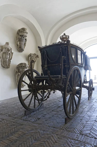 Détail de vieux chariot en certosa naples église — Photo