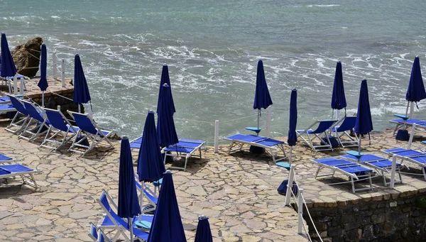 Detalhe de guarda-chuva e cadeira em uma praia — Fotografia de Stock