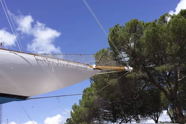 Detalhe do barco à vela da classe j em um estaleiro — Fotografia de Stock