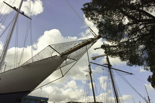 Detalhe do barco à vela da classe j em um estaleiro — Fotografia de Stock