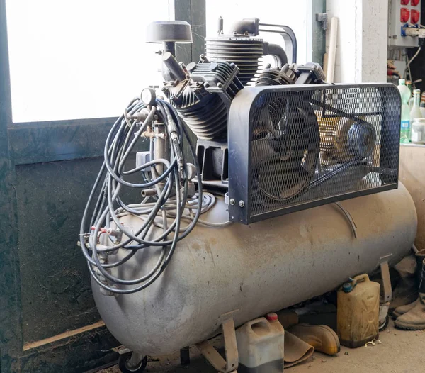 Детали старого воздушного компрессора — стоковое фото