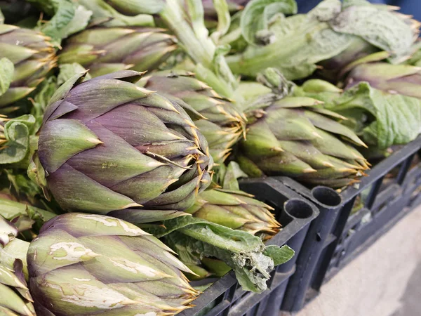 Fondo vegetale con carciofi freschi — Foto Stock