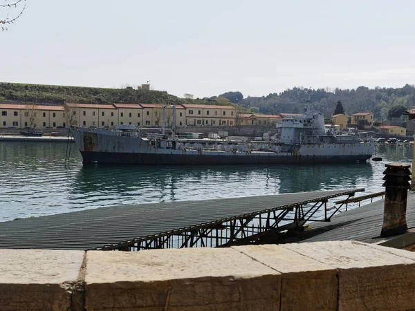 Viejo barco militar en la bahía de varignano — Foto de Stock