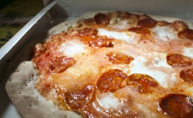 pizza diavola geleneksel Baharatlı pizza çok güzel görünüm