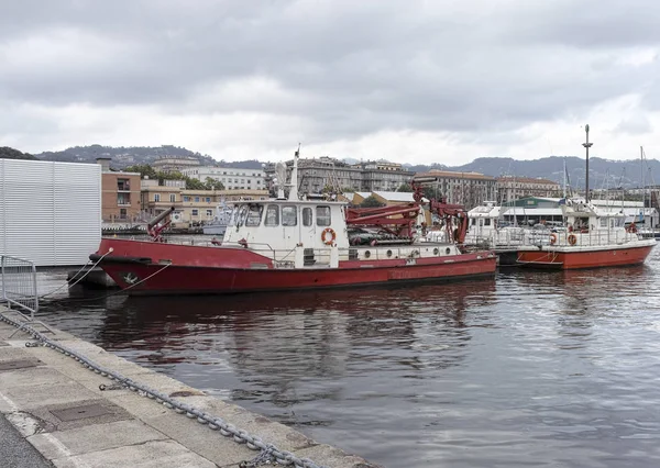 Battello dei vigili del fuoco nel porto della spezia — Foto Stock