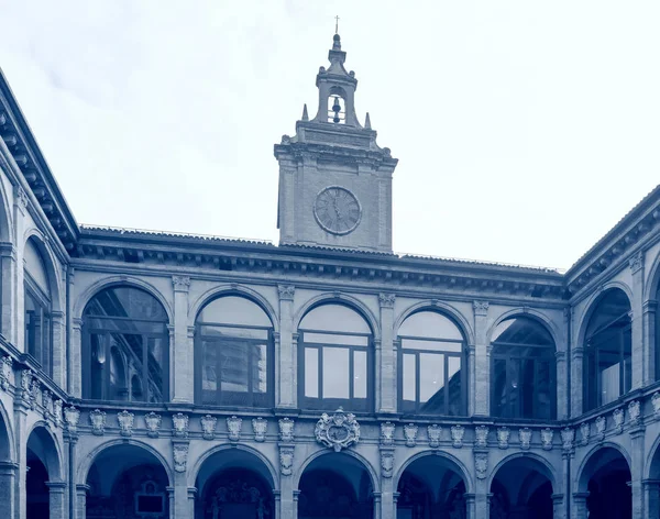 Torre y patio del palacio Archiginnasio - el primer oficial —  Fotos de Stock