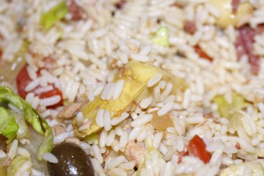 Ton balığı ve sebzeler lezzetli pirinç salatası