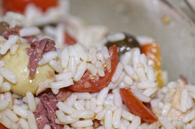 Ton balığı ve sebzeler lezzetli pirinç salatası